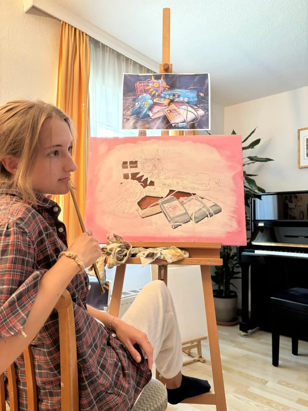 Katharina Lechner beim Malen an der Staffelei